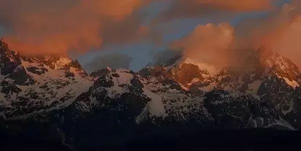 咫尺之遥,鬼斧神工天造物—丽江之晨玉龙雪山日出