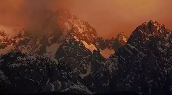 咫尺之遥,鬼斧神工天造物—丽江之晨玉龙雪山日出