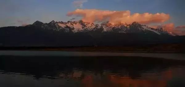 咫尺之遥,鬼斧神工天造物—丽江之晨玉龙雪山日出