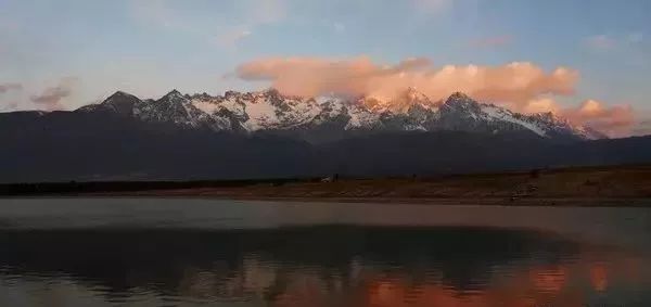 咫尺之遥,鬼斧神工天造物—丽江之晨玉龙雪山日出