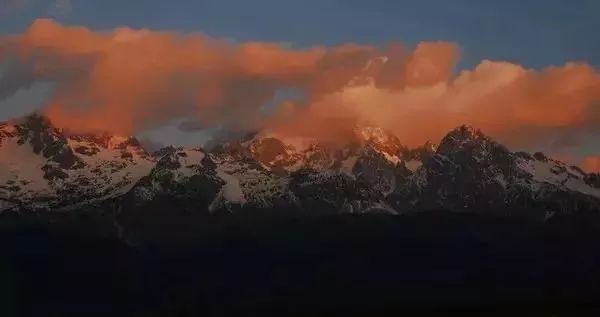 咫尺之遥,鬼斧神工天造物—丽江之晨玉龙雪山日出