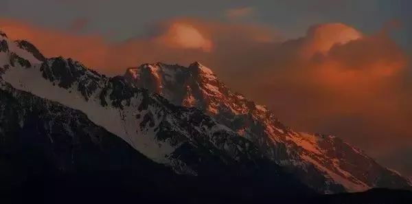 咫尺之遥,鬼斧神工天造物—丽江之晨玉龙雪山日出