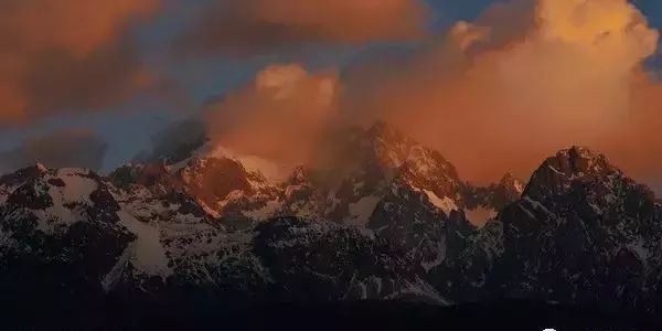 咫尺之遥,鬼斧神工天造物—丽江之晨玉龙雪山日出