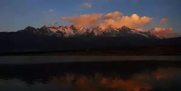 咫尺之遥,鬼斧神工天造物—丽江之晨玉龙雪山日出