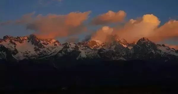 咫尺之遥,鬼斧神工天造物—丽江之晨玉龙雪山日出