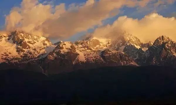 咫尺之遥,鬼斧神工天造物—丽江之晨玉龙雪山日出