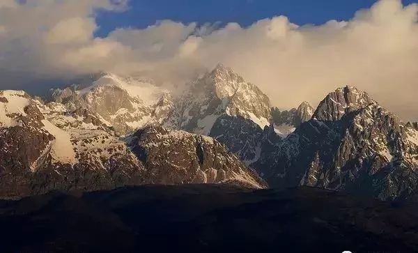 咫尺之遥,鬼斧神工天造物—丽江之晨玉龙雪山日出