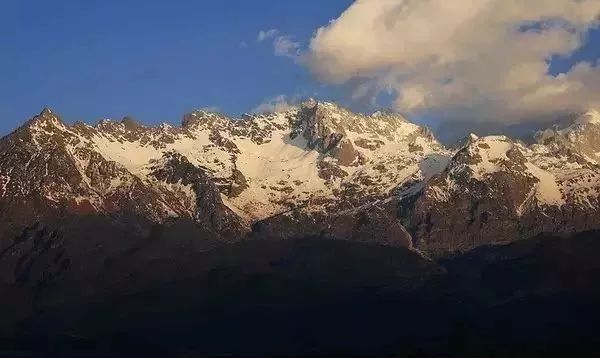 咫尺之遥,鬼斧神工天造物—丽江之晨玉龙雪山日出
